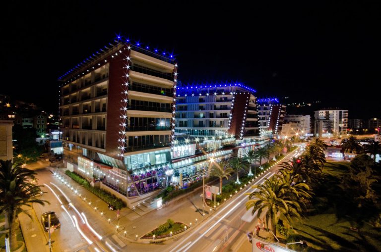 Hotel Tq Plaza at night